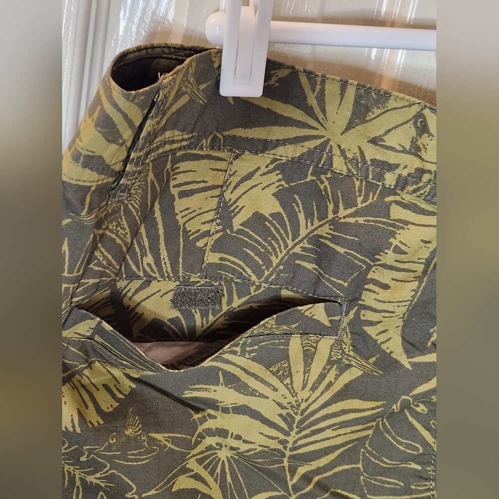 Men's Columbia Washed Out King Palm Print Olive Green Shorts. NWT. Size 34 - Picture 4 of 8